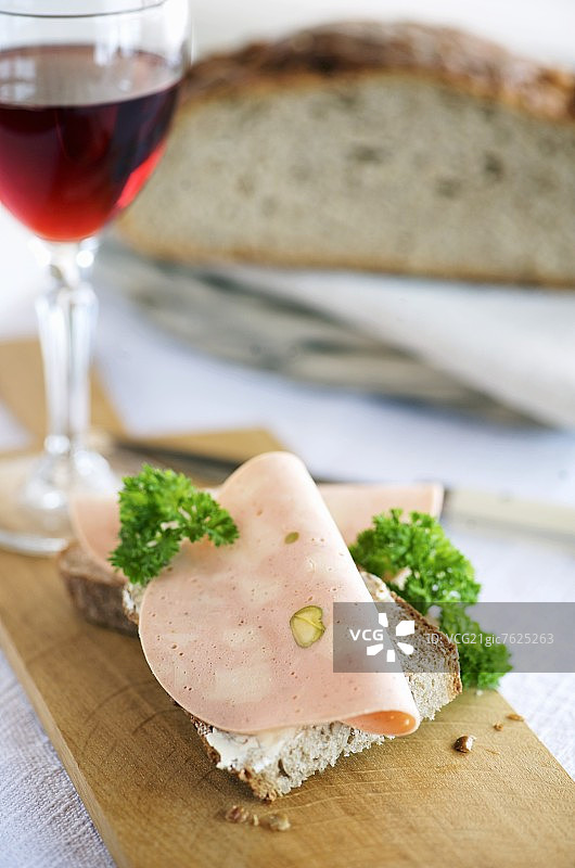 面包上的意大利肉肠图片素材