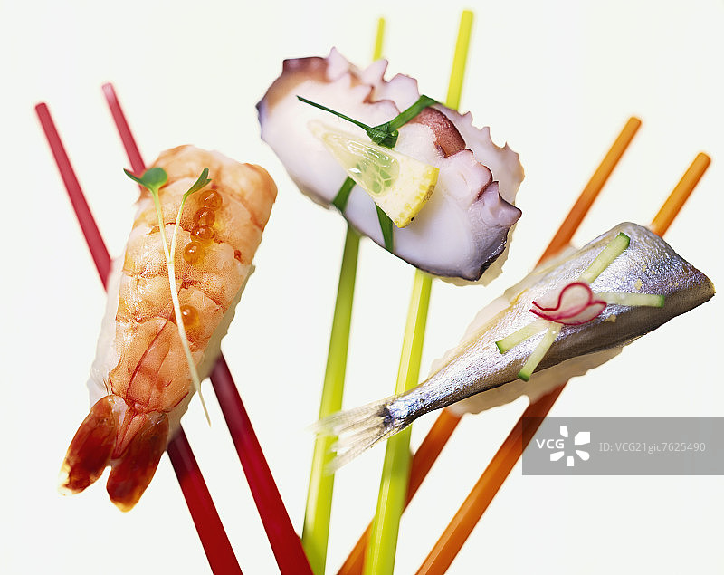 鲜虾寿司、墨鱼寿司和鲭鱼寿司图片素材