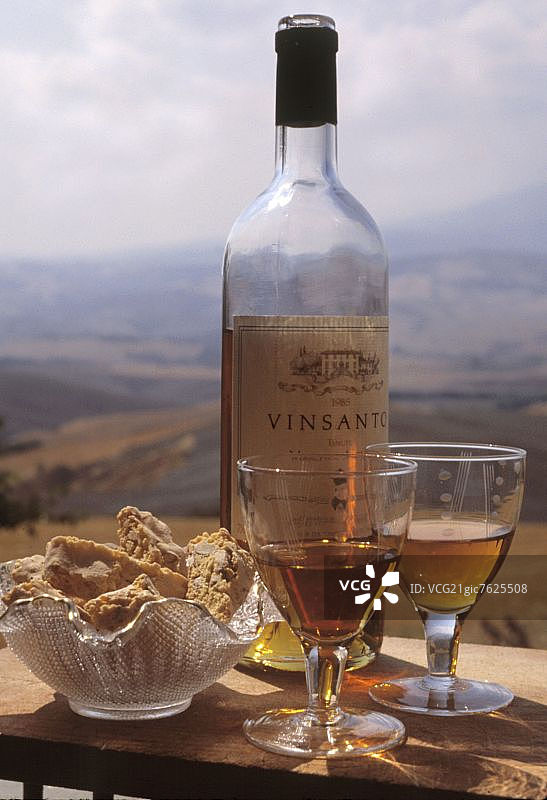 圣酒杯、瓶与杏仁饼干图片素材