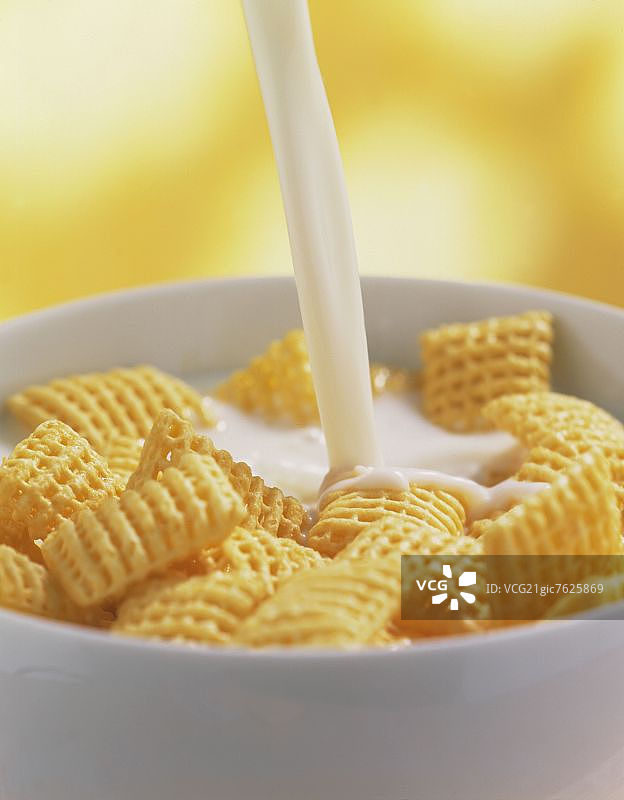 将牛奶倒在米饭麦片上图片素材