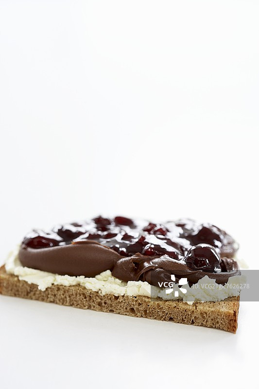 面包上的夸克、巧克力酱和樱桃图片素材