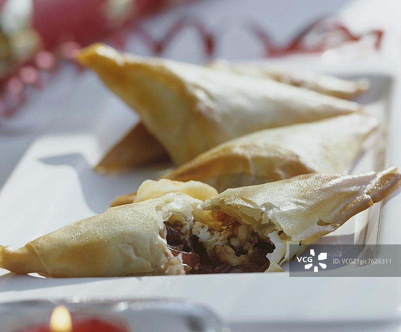 千层酥皮点心，内馅是菲达奶酪和红洋葱图片素材