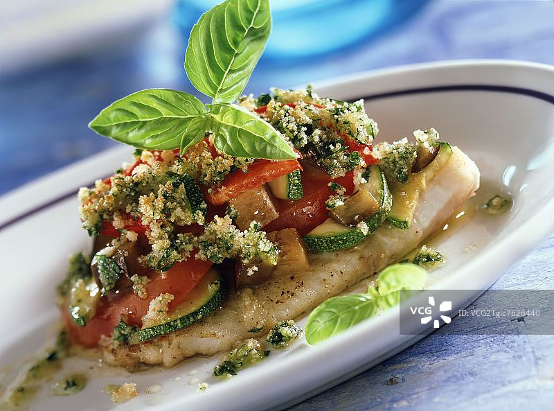 烤箱烤红鱼片配普罗旺斯蔬菜图片素材