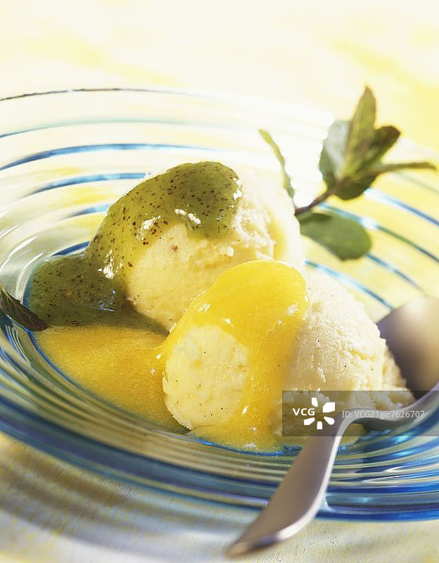 杏子猕猴桃果泥酸奶冰淇淋图片素材