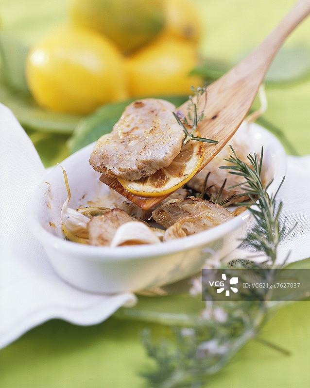 柠檬迷迭香炸小牛排图片素材