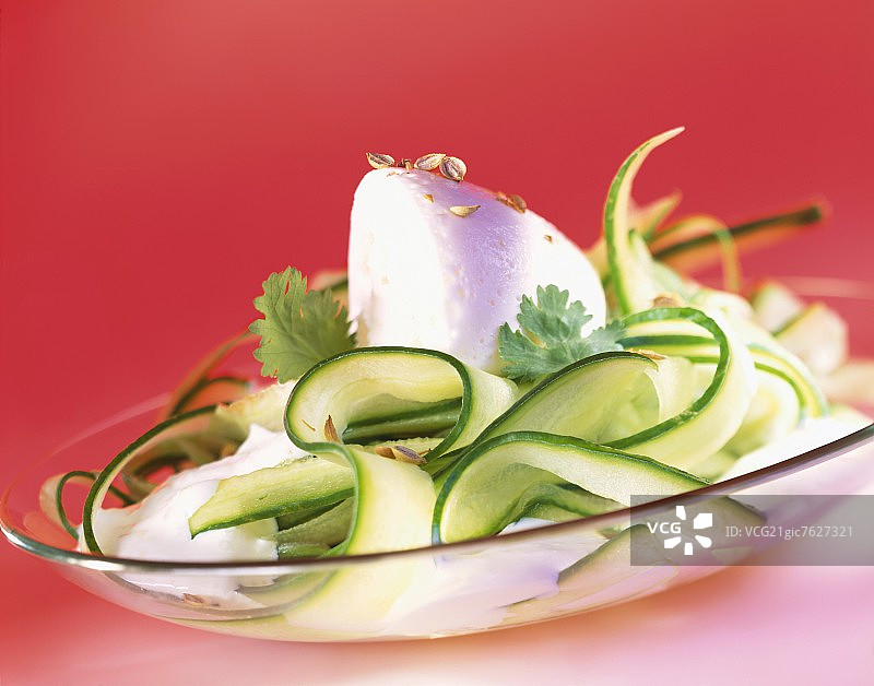 配以黄瓜香菜和奶油酱的白色番茄慕斯图片素材