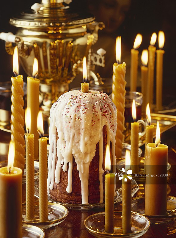 复活节餐桌布置：蜡烛、蛋糕和茶炊（俄罗斯）图片素材