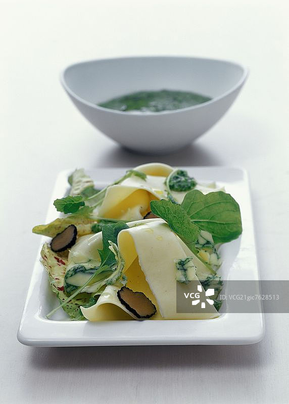 搭配蓝纹奶酪、松露和香蒜酱的宽面条图片素材