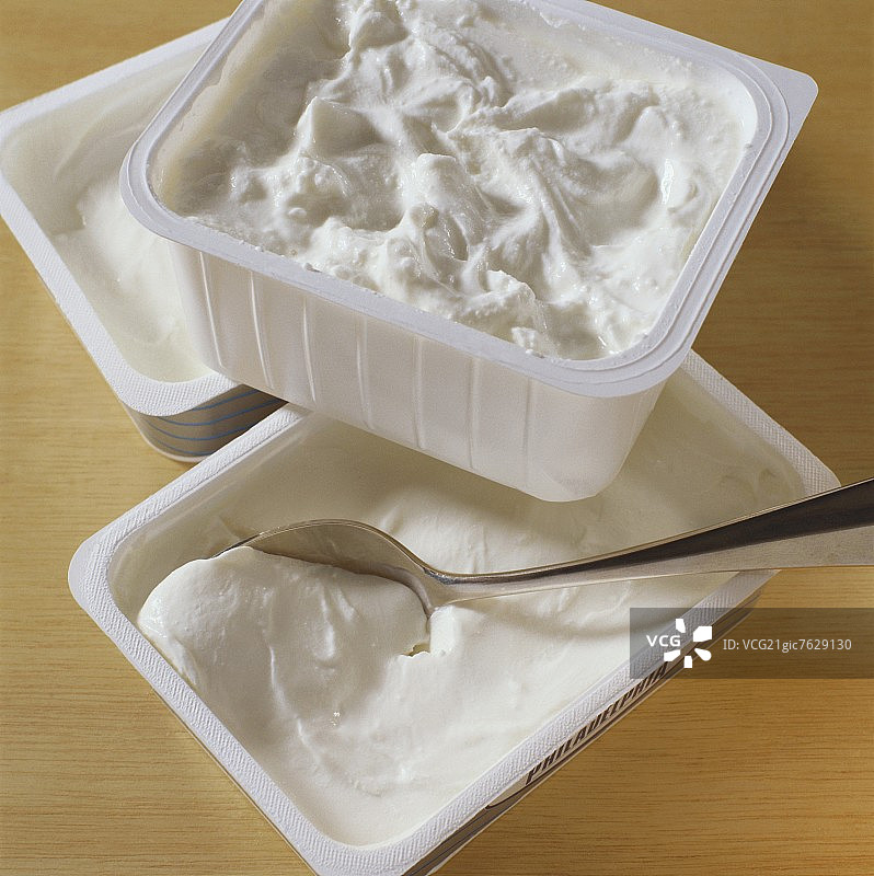 开封包装中的软质新鲜奶酪和夸克图片素材