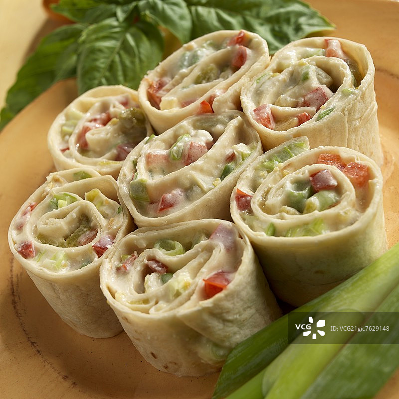 盘子里的胡椒、洋葱和奶酪卷图片素材