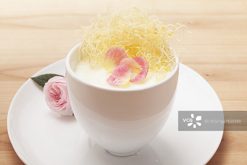 玫瑰花瓣天使面米布丁图片素材