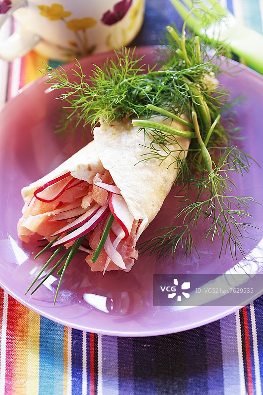 三文鱼卷配萝卜图片素材