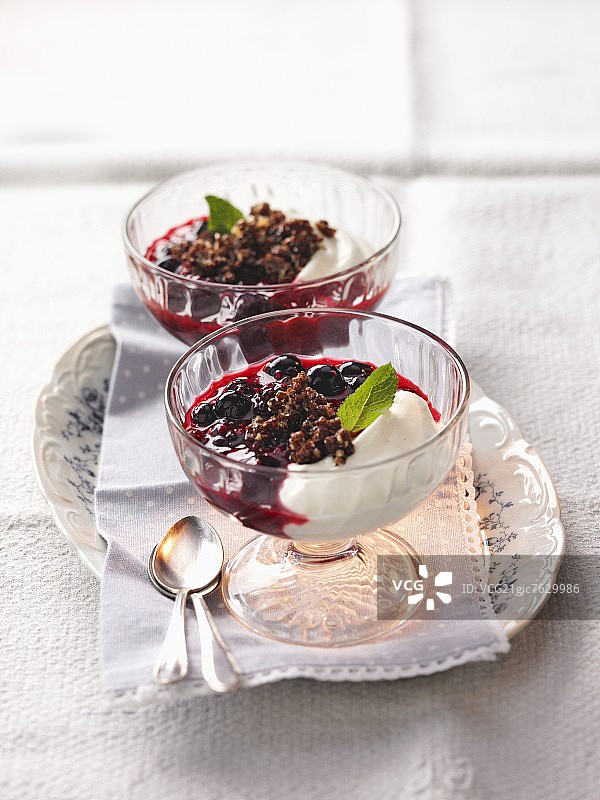 红醋栗果盘夸克奶油图片素材