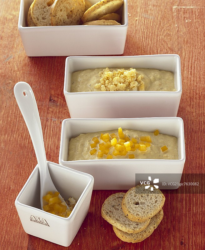 搭配辣椒和面包片的夸克蘸酱图片素材