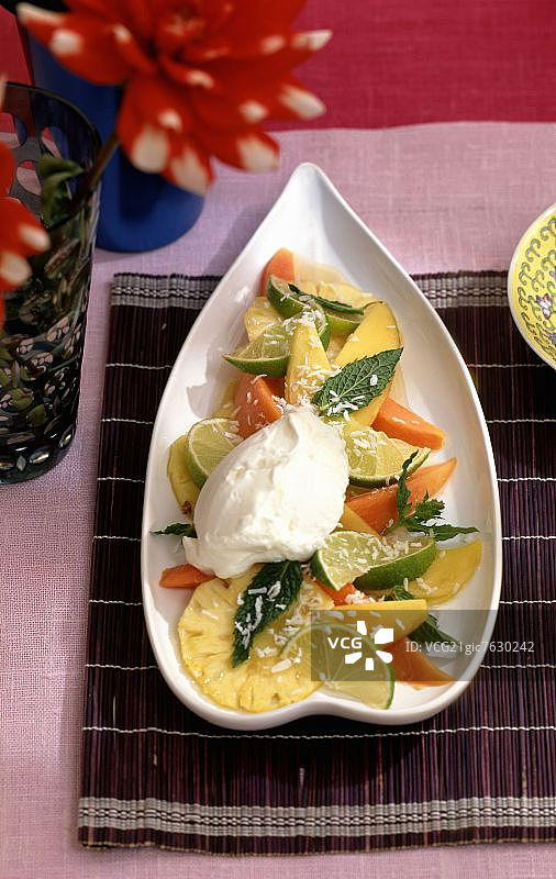 椰奶奇异水果沙拉图片素材