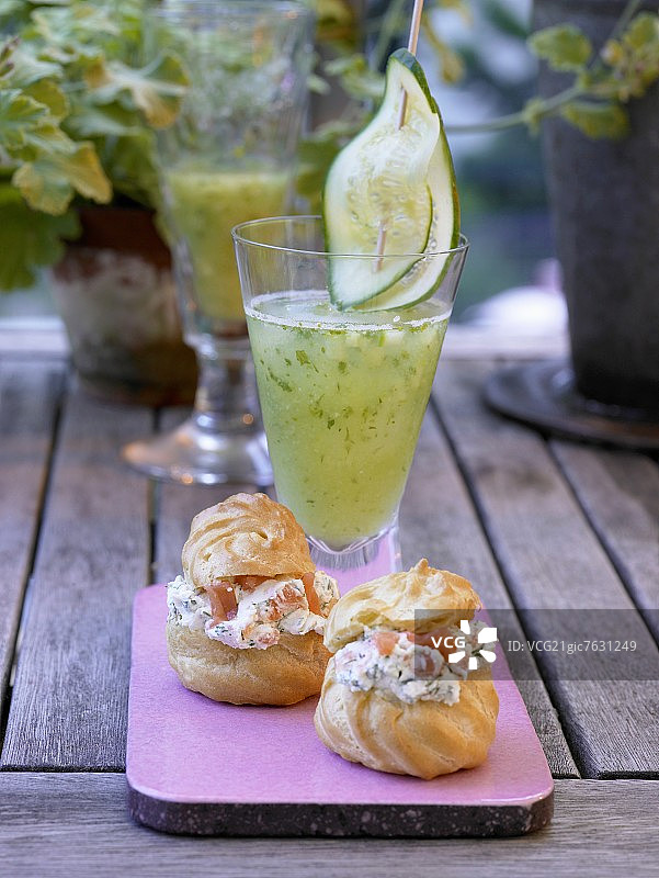 填满鲑鱼和莳萝奶油、黄瓜滋补品的奶油泡芙图片素材