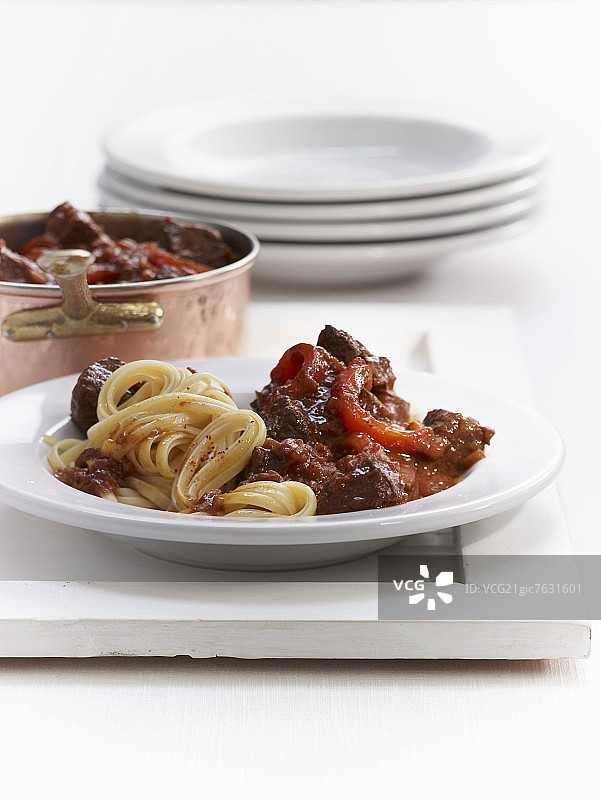 辣椒炖牛肉配意大利面图片素材