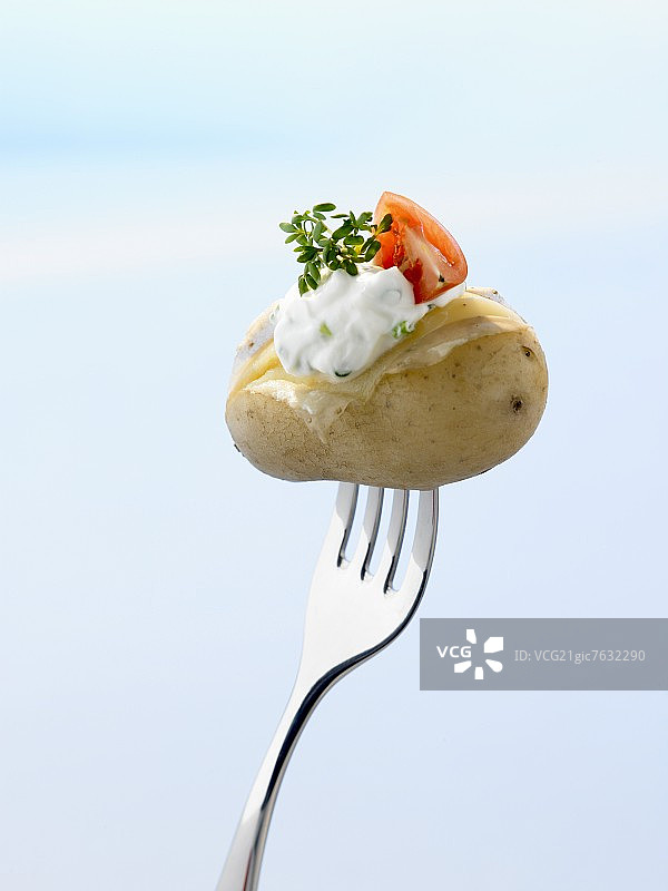 带皮土豆配香草凝乳和番茄图片素材