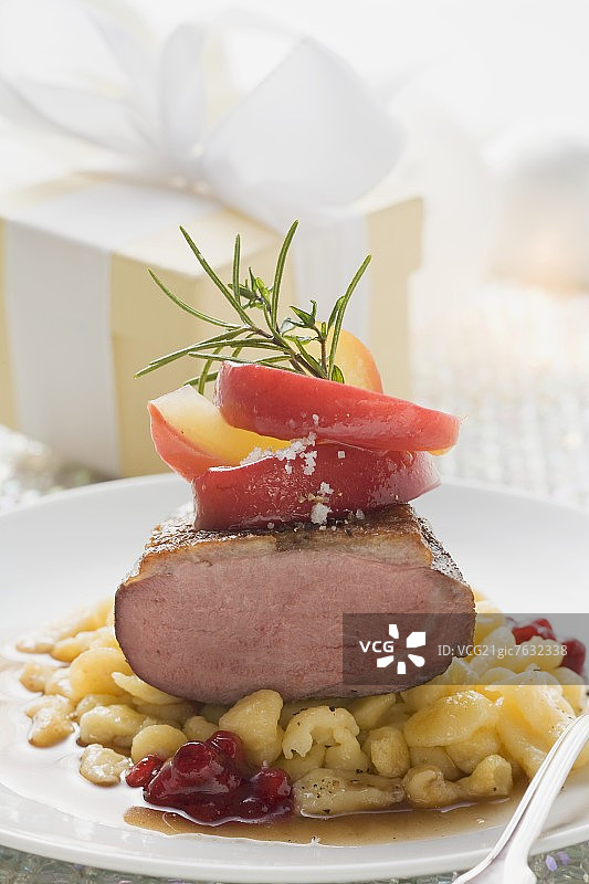 烟熏鸭胸肉配德式鸡蛋面（圣诞节）图片素材