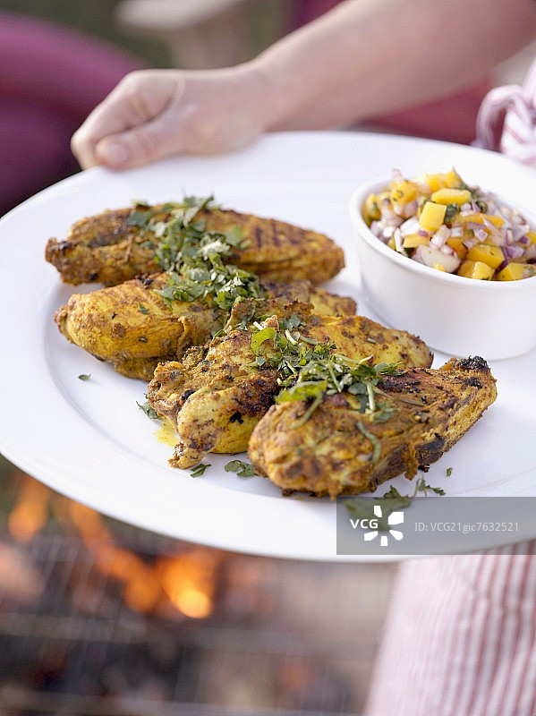 烤唐杜里鸡配芒果酱图片素材