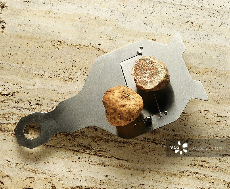 松露刨片机上的一颗半白松露图片素材