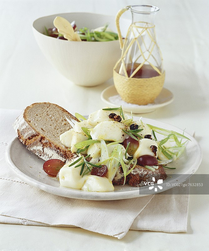 葡萄洋葱奶酪沙拉图片素材