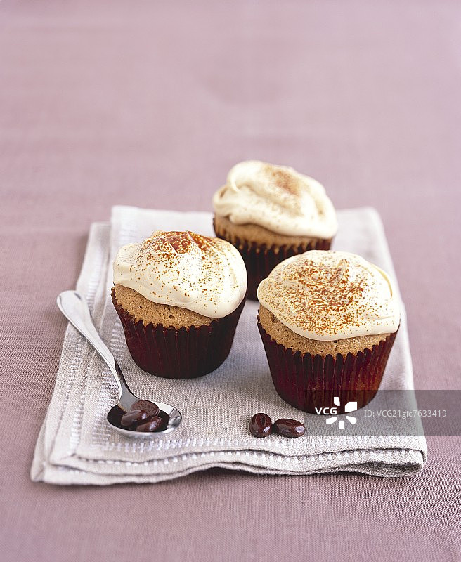 三块马斯卡彭奶油意式浓缩咖啡纸杯蛋糕图片素材