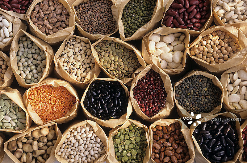 纸袋装什锦豌豆、小扁豆和菜豆图片素材