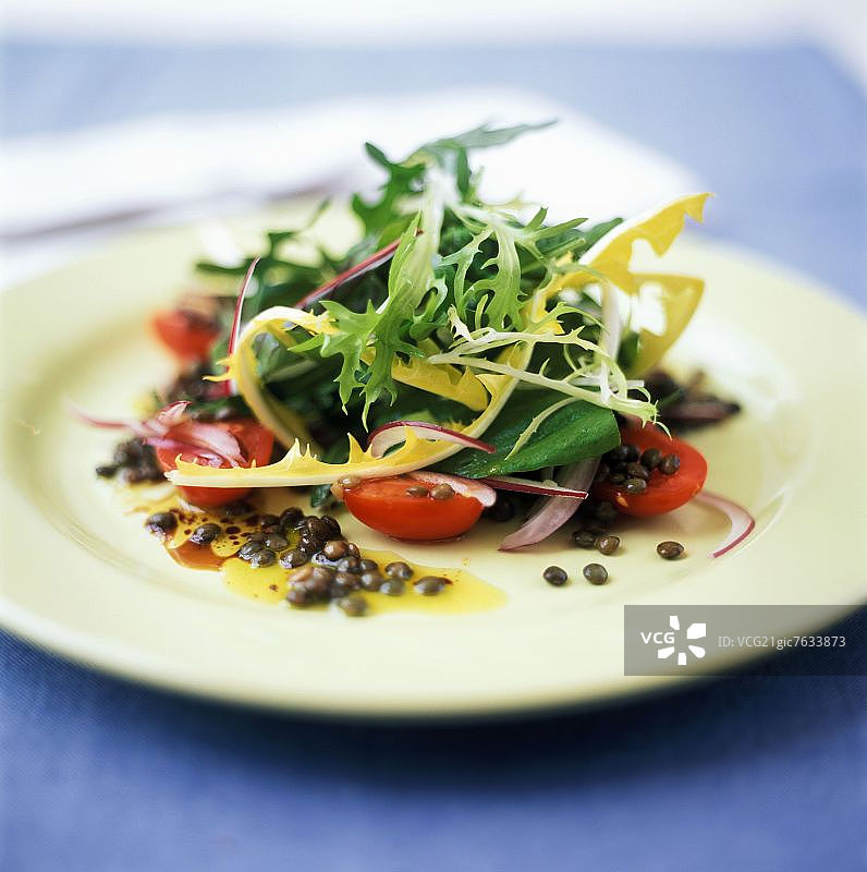 蒲公英叶沙拉，配樱桃番茄和扁豆图片素材