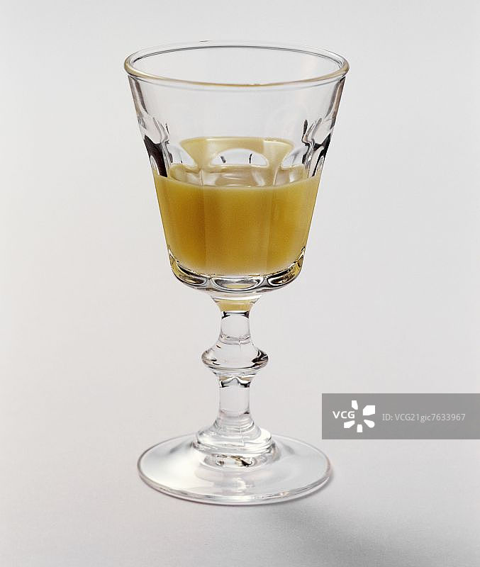 玻璃杯中的蛋黄酒图片素材
