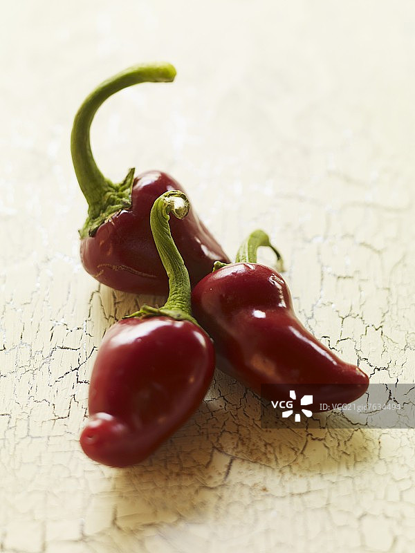 三个红色墨西哥辣椒图片素材