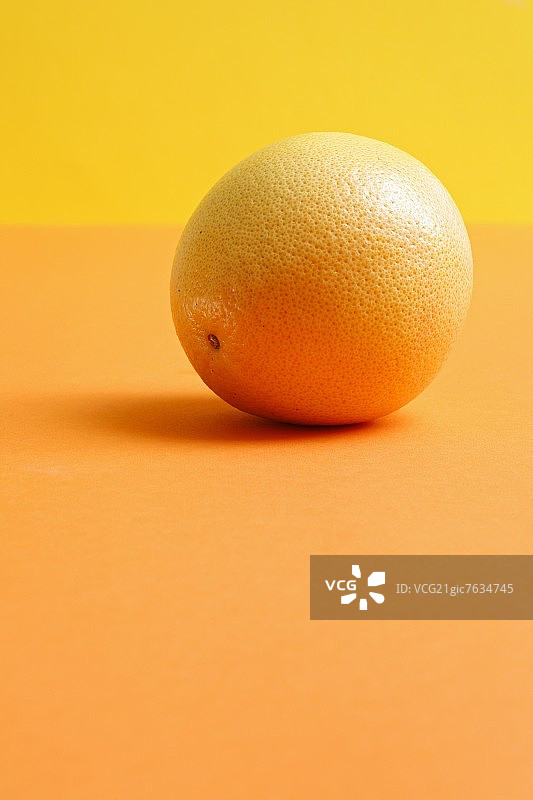 橙色背景上的西柚图片素材