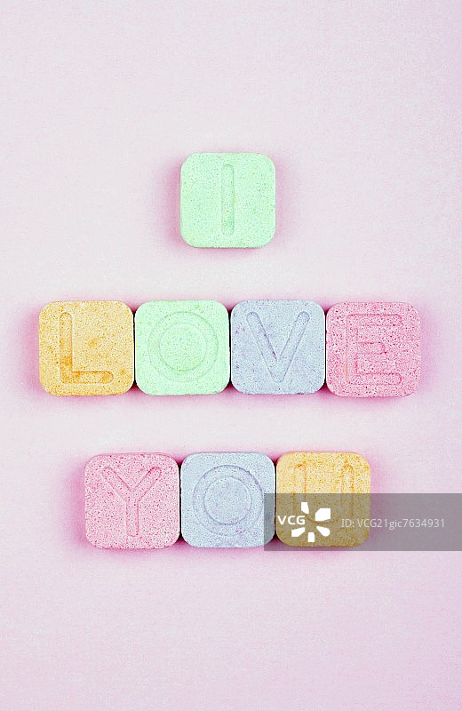 用果子露糖果拼出的“我爱你”图片素材