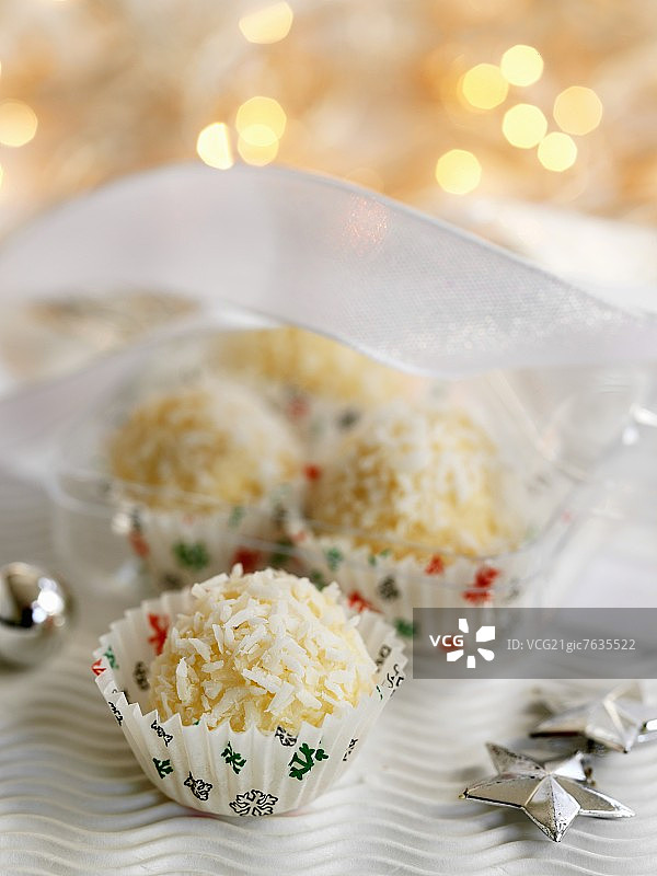 圣诞椰蓉白巧克力松露图片素材