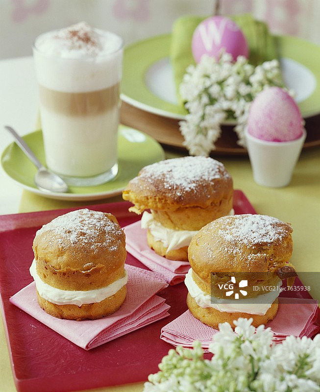 奶油司康饼和拿铁玛奇朵图片素材