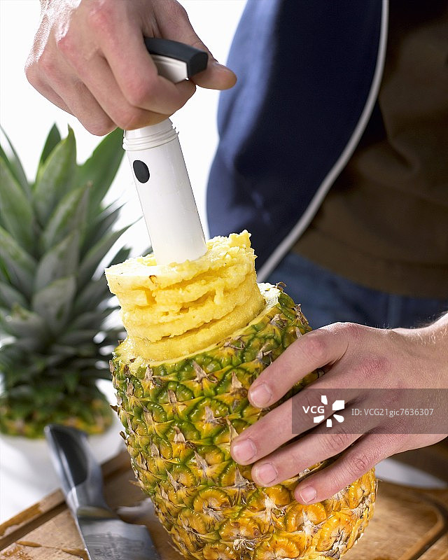用菠萝刀制作菠萝片图片素材