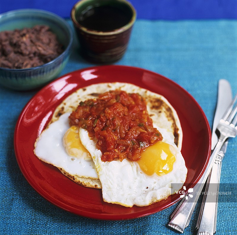 墨西哥风味牧场鸡蛋（玉米饼配莎莎酱煎蛋）图片素材