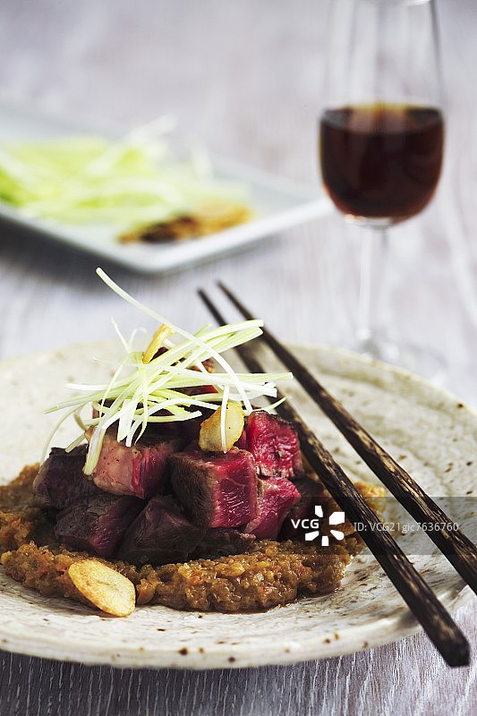 配花生酱的肋眼牛排图片素材