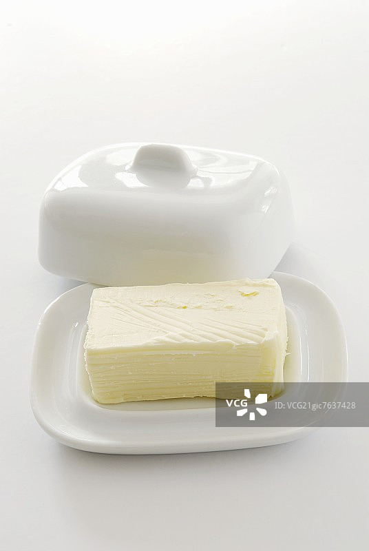 黄油碟中的新鲜黄油图片素材