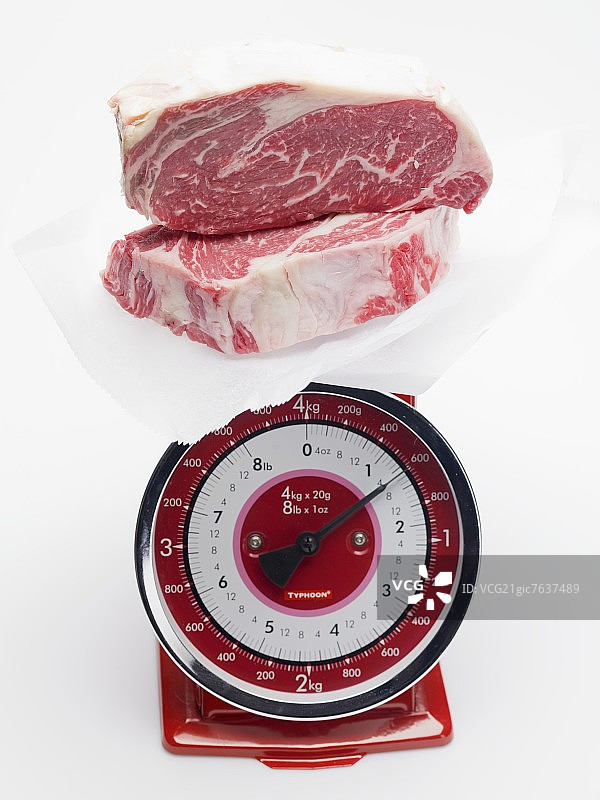 厨房秤上的牛排图片素材