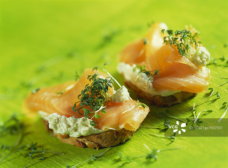 全麦三明治配软奶酪、三文鱼和水芹图片素材