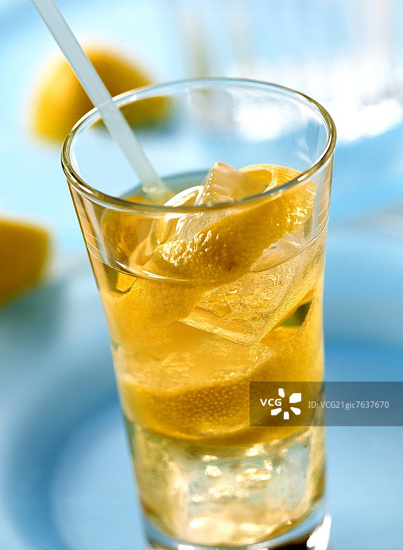 马颈特调饮品（含威士忌、安哥斯图拉、姜汁汽水）图片素材