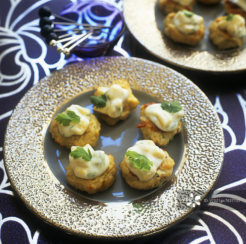 搭配香菜和芒果蛋黄酱的姜汁鸡肉饼图片素材