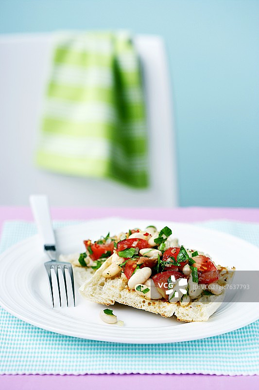 扁面包上的豆子和番茄图片素材