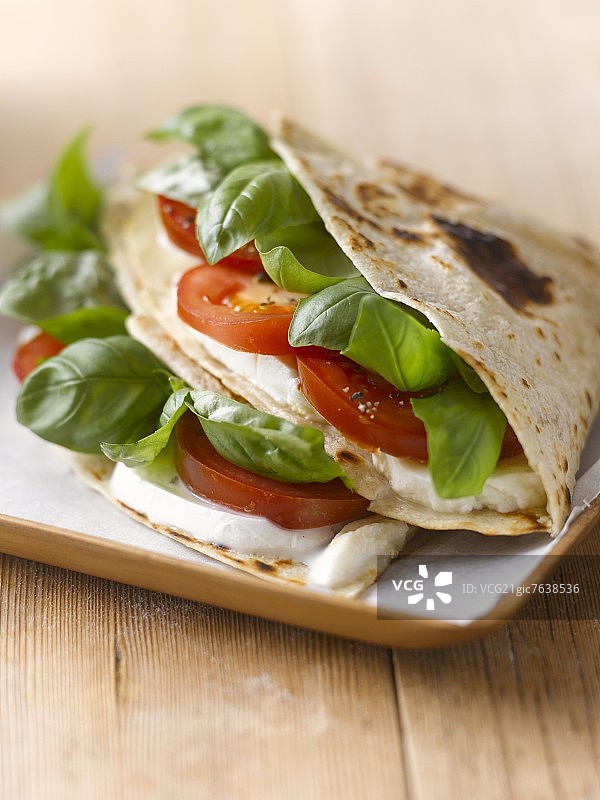 番茄马苏里拉罗勒馅饼图片素材