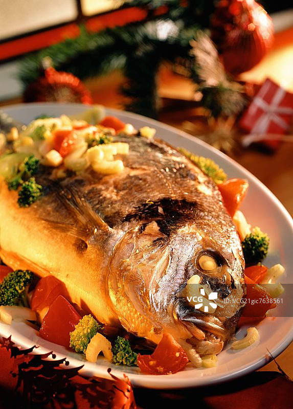 蔬菜底上的鲷鱼图片素材