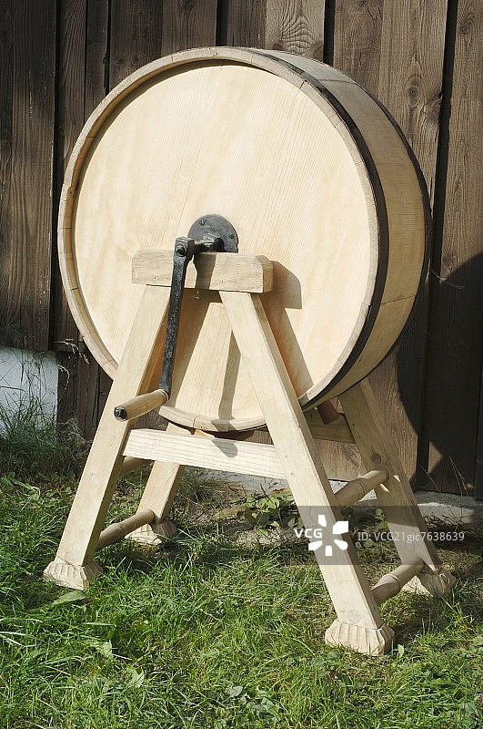 制作黄油的木制搅拌器图片素材