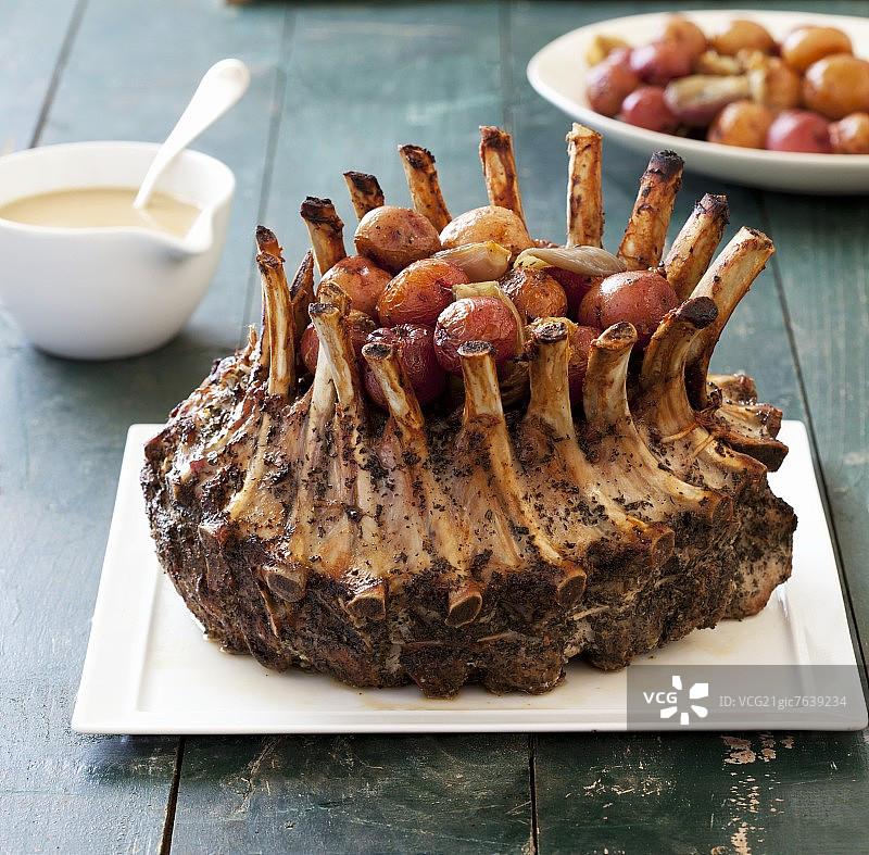 皇冠烤猪肉配土豆图片素材