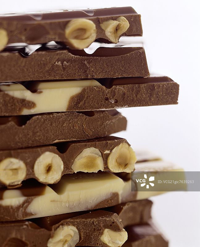 榛子黑白巧克力块堆图片素材