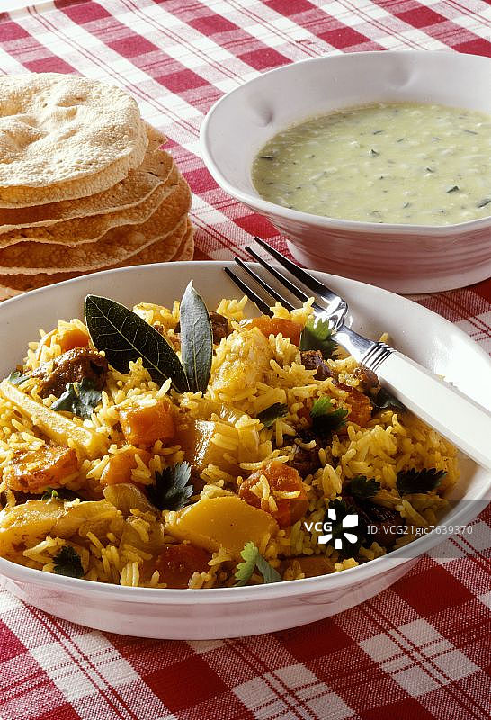 印度香米配羊肉比尔亚尼和黄瓜薄荷酸奶酪图片素材